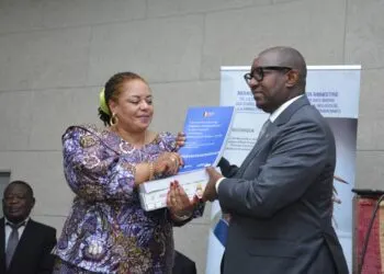 Primature : Sama Lukonde remet à Catherine Kathungu le répertoire et la cassette des échantillons des biens culturels de la RDC détenus par la Belgique